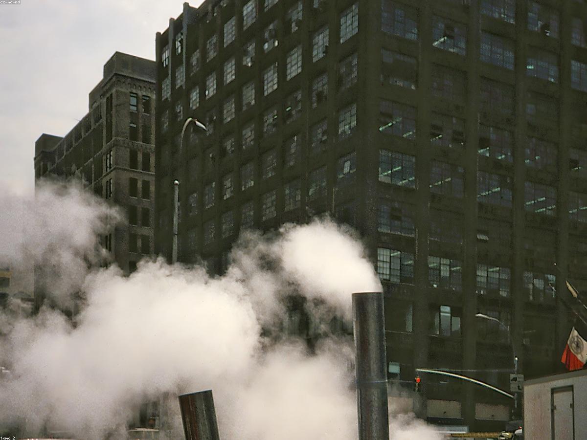 Detail architektonického plánu a materiálových vzorků pro stavební projekt.