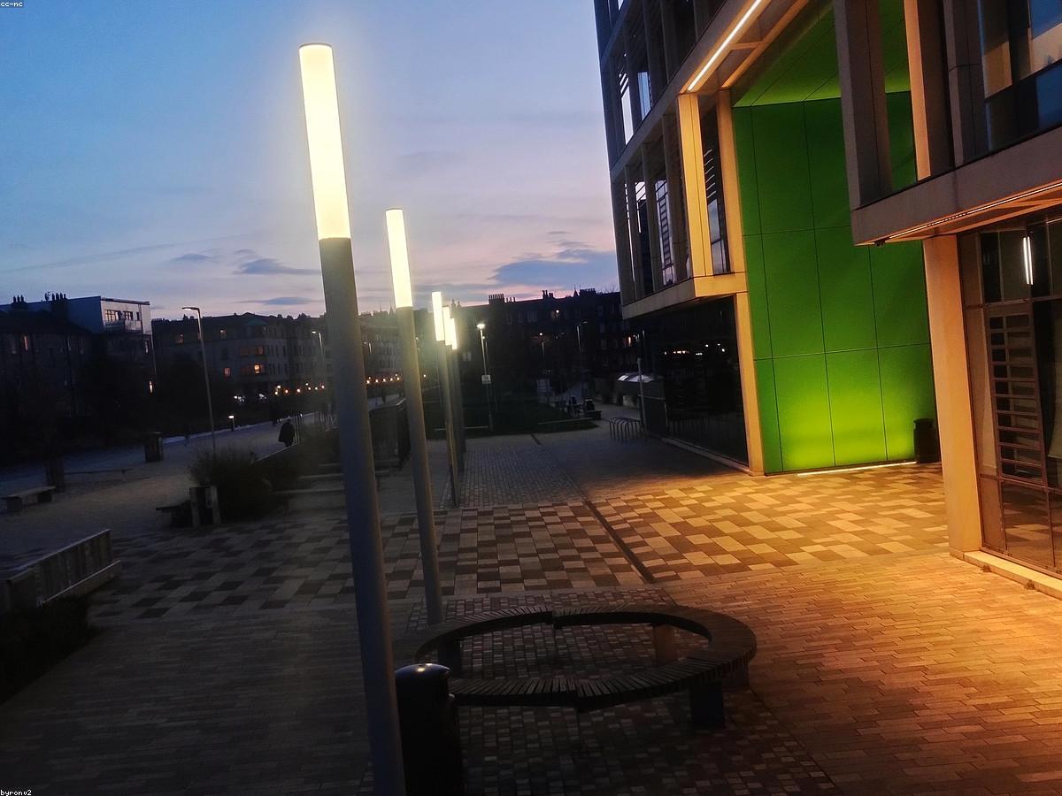 Detailní pohled na projekt a vzorky materiálů pro interiérový design.