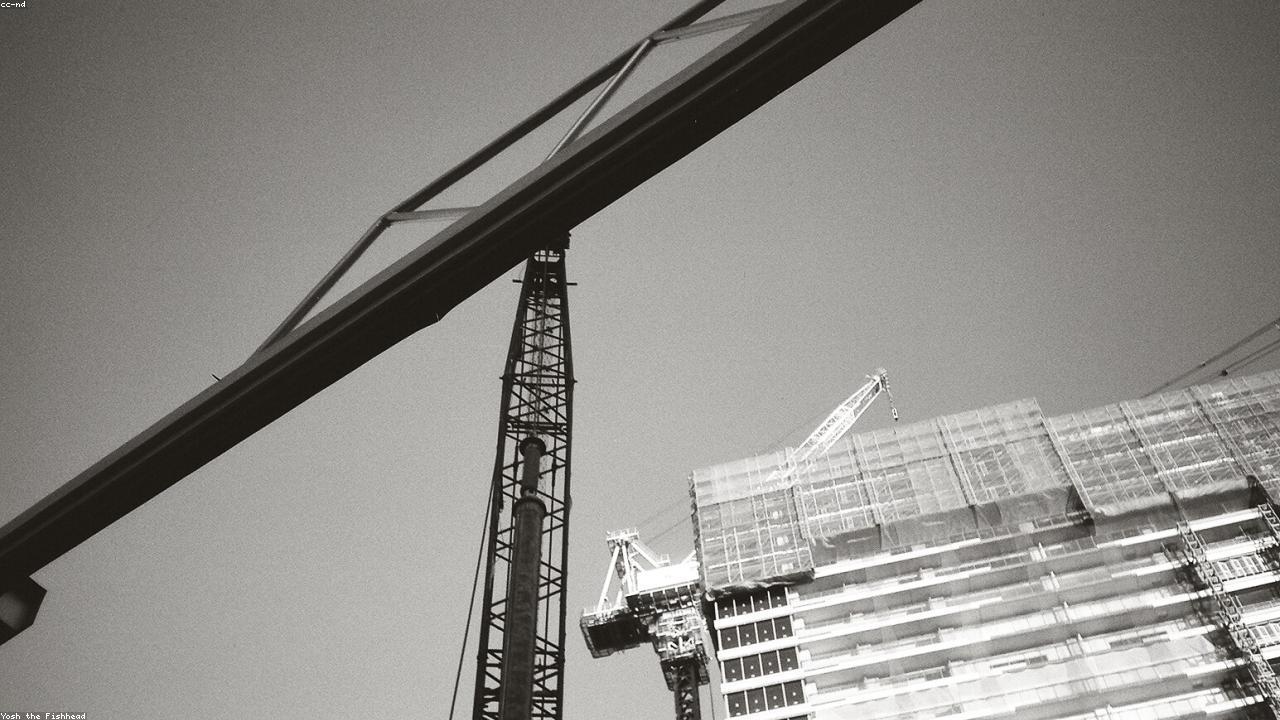 Moderní obytný dům ve výstavbě, symbolizující stavební projekty SVOJAN LIMITED.